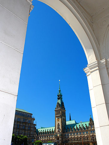 Blick durch die Bögen der Alster Arkaden auf das Rathaus Fotos