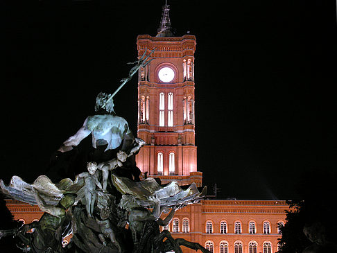 Rotes Rathaus bei Nacht Foto 